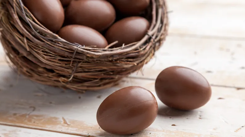 chocolate-easter-holiday-egg-on-rustic-backround-2021-08-26-22-39-35-utc